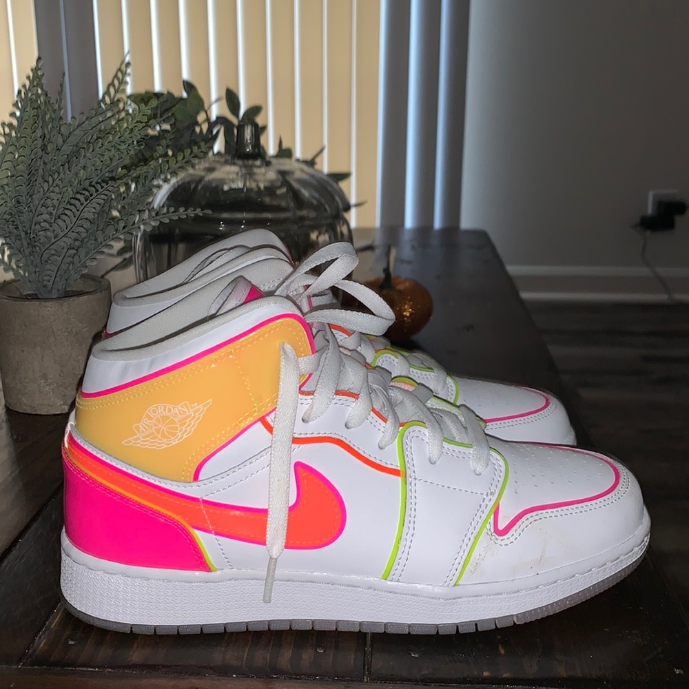 Jordan 1 mid edge glow